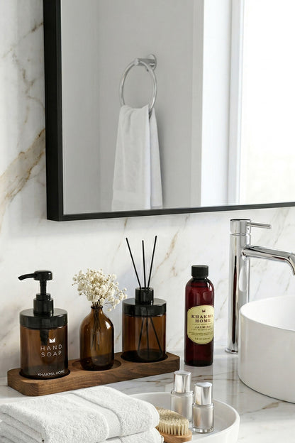 Ayna altındaki lavabo tezgâhında ahşap standlı amber banyo seti