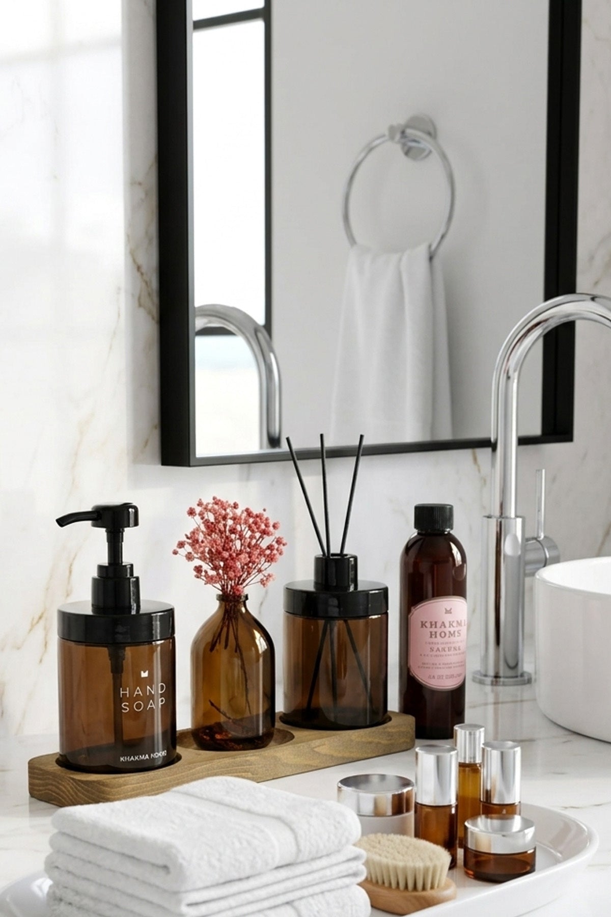 Ayna ve lavabo önünde ahşap standlı sabunluk, difüzör ve mini vazo seti