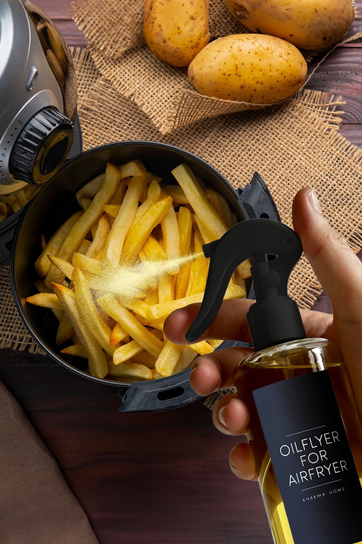 Airfryer sepetindeki patateslere cam sprey şişe ile yağ püskürtme