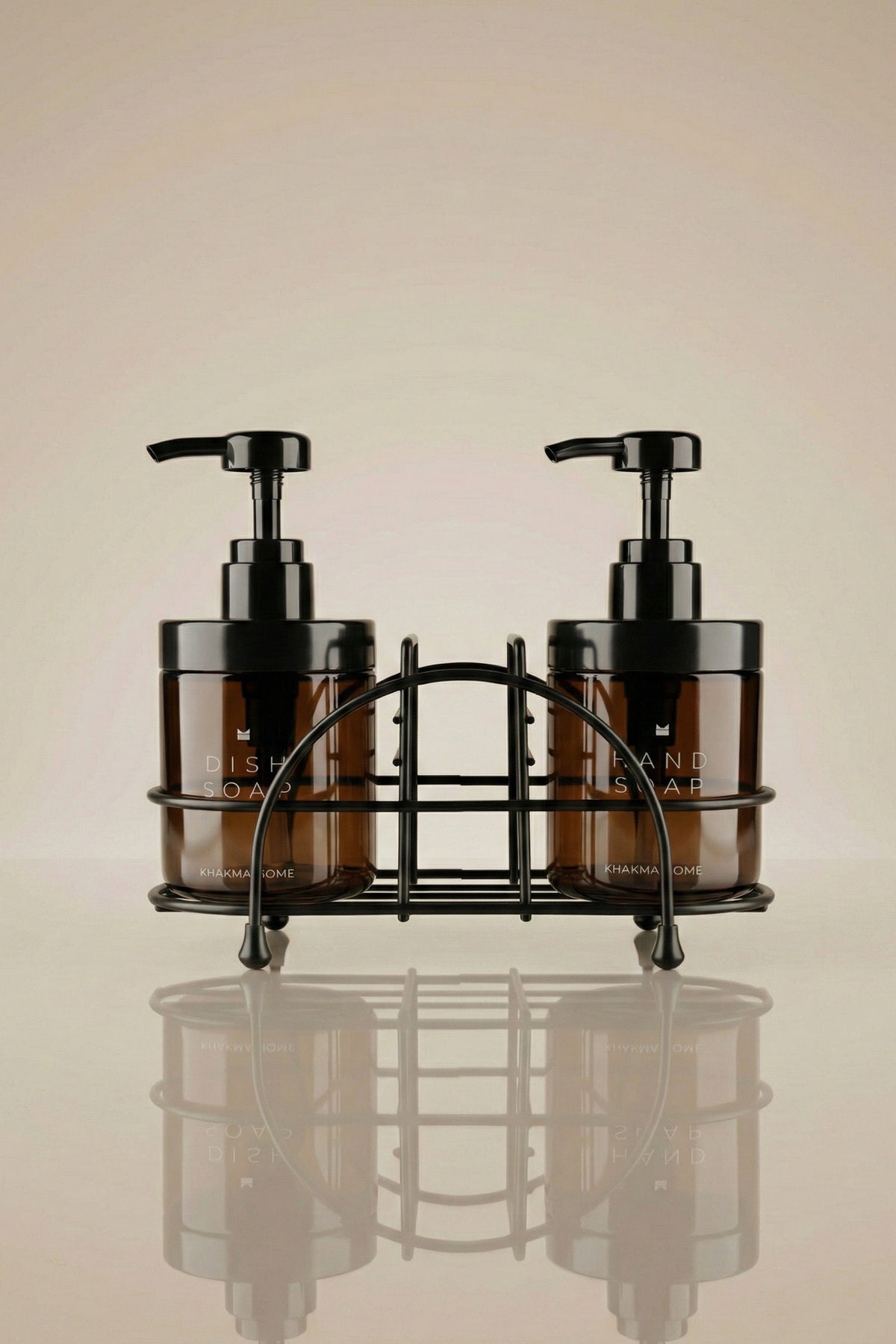 Siyah metal tel stand içinde Dish Soap ve Hand Soap yazılı iki amber cam sabunluk