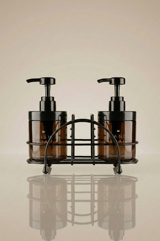 Siyah metal tel stand içinde Dish Soap ve Hand Soap yazılı iki amber cam sabunluk
