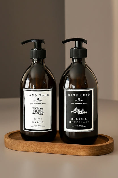 Hand Wash ve Dish Soap etiketli 500 ml amber cam pompalı şişelerin yakın çekimi