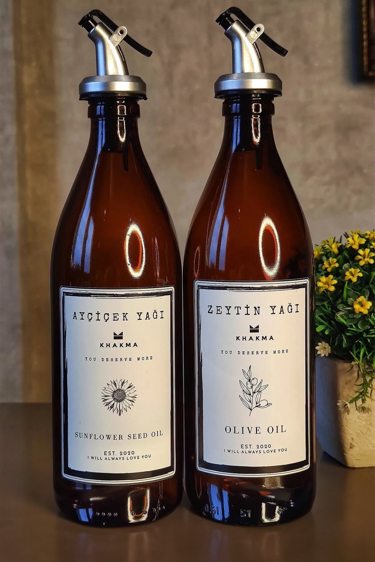 500 ml amber cam zeytinyağı ve ayçiçek yağı şişelerinin etiket ve başlık yakın çekimi