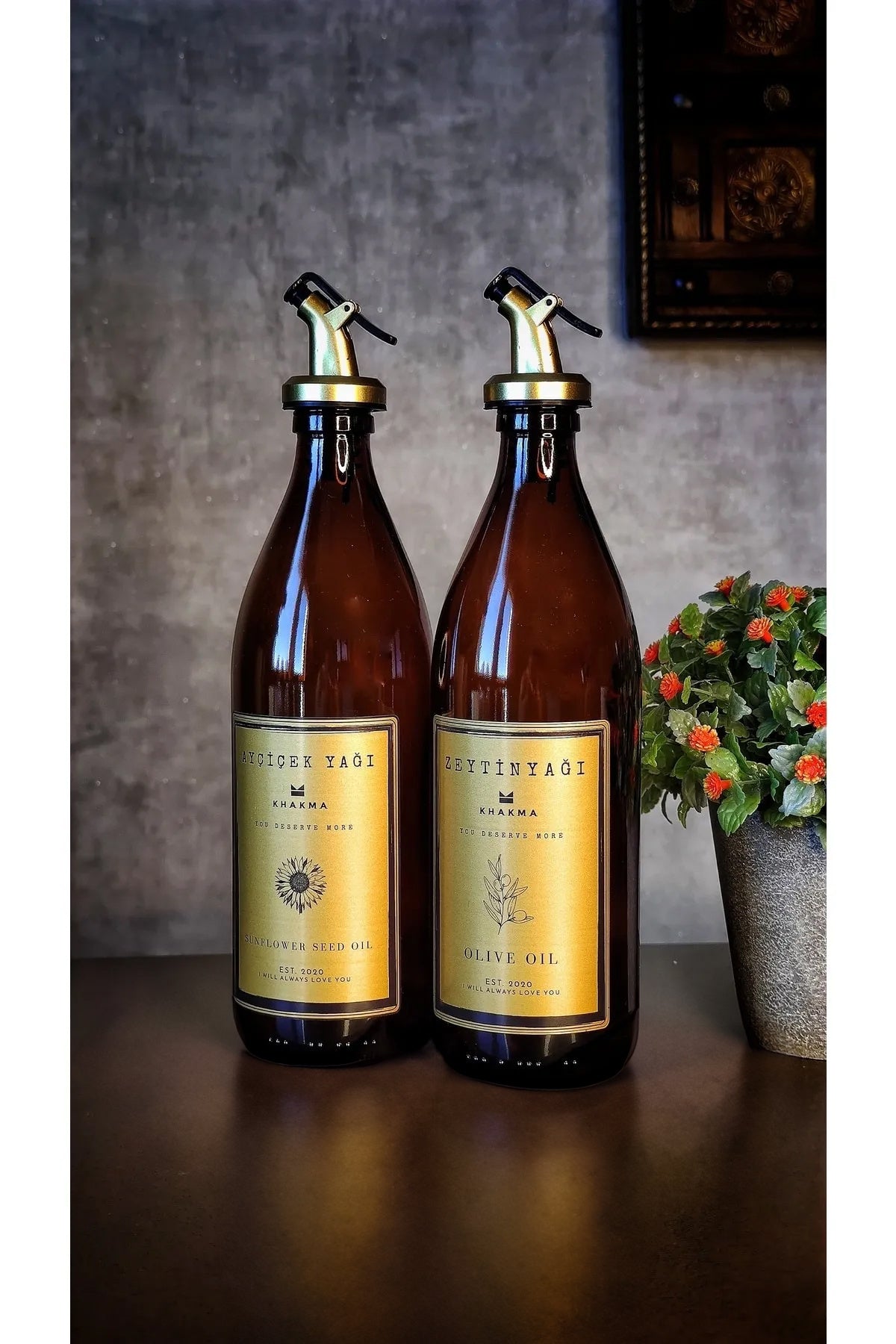 Ayçiçek yağı ve zeytinyağı gold etiketli 500 ml amber cam yağdanlıkların yakın çekimi