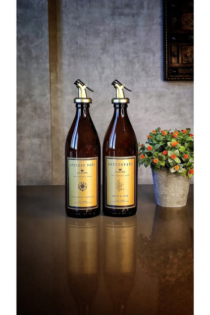 Çiçek saksısı yanında duran amber gold 2'li yağdanlık seti