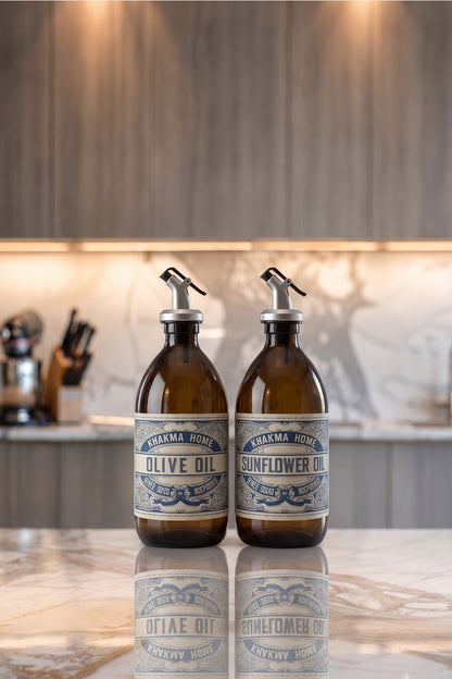 Mermer tezgâhta ışıklı mutfak önünde Olive Oil ve Sunflower Oil amber şişeler