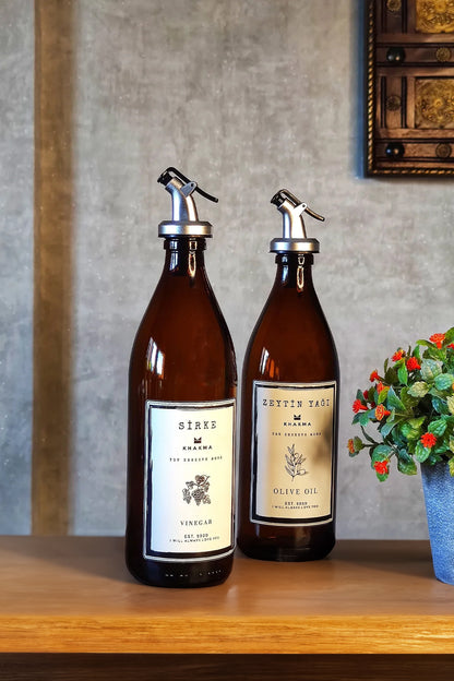 Ahşap yüzeyde Sirke ve Zeytin Yağı etiketli 500 ml amber cam 2'li yağdanlık seti