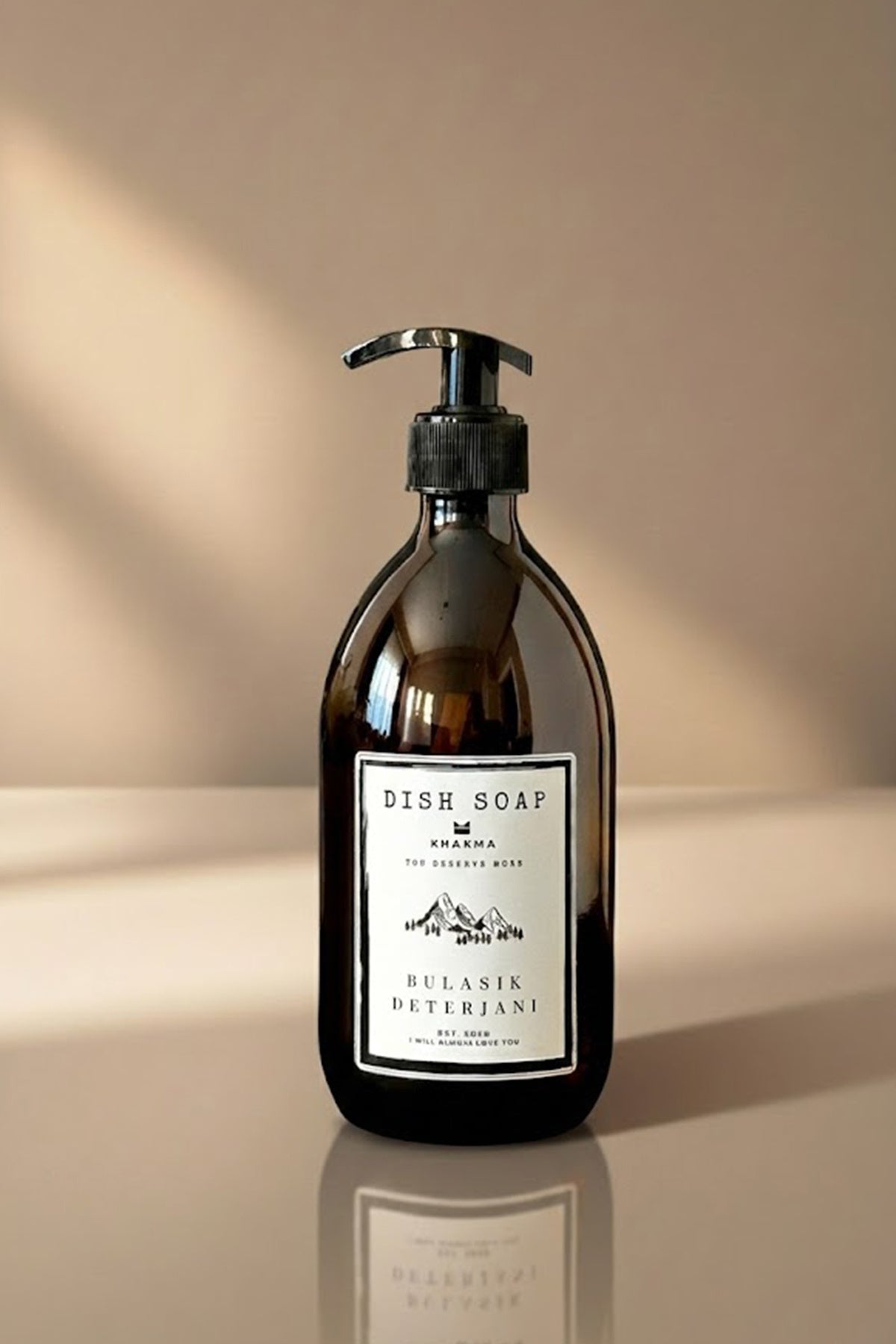 Açık zeminde siyah pompalı, Dish Soap etiketli 500 ml amber cam bulaşık deterjanı şişesi