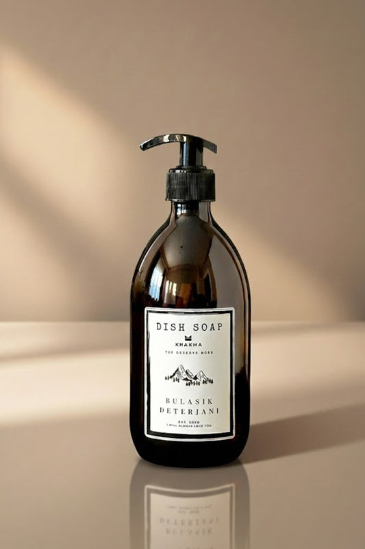 Açık zeminde siyah pompalı, Dish Soap etiketli 500 ml amber cam bulaşık deterjanı şişesi