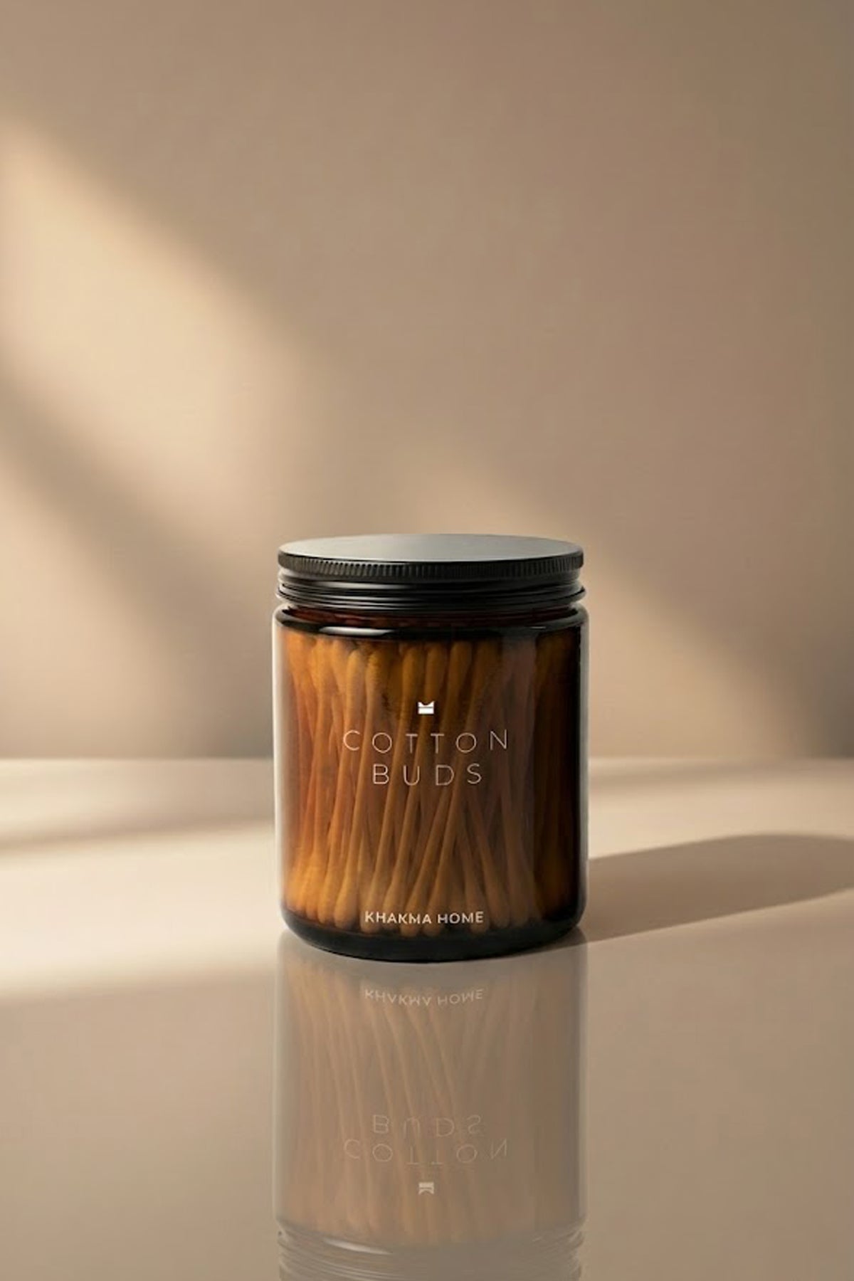 Kulak çubuklarıyla dolu kapalı amber cam Cotton Buds kavanozu