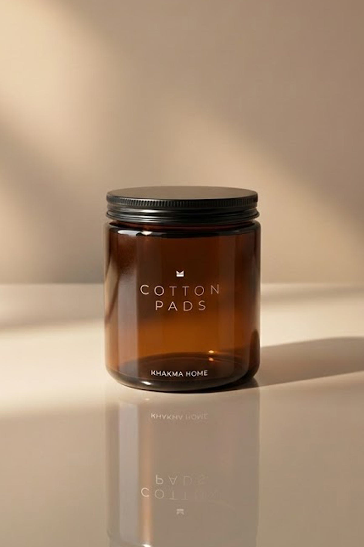 Bej zeminde siyah vidalı kapaklı Cotton Pads yazılı amber cam kavanoz