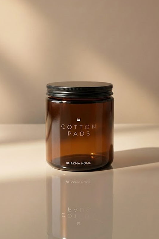 Bej zeminde siyah vidalı kapaklı Cotton Pads yazılı amber cam kavanoz