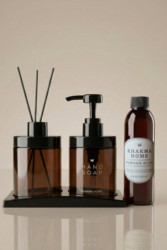 Siyah stand üzerinde amber cam difüzör ve Hand Soap sabunluk, yanında pudra kokulu yedek şişe