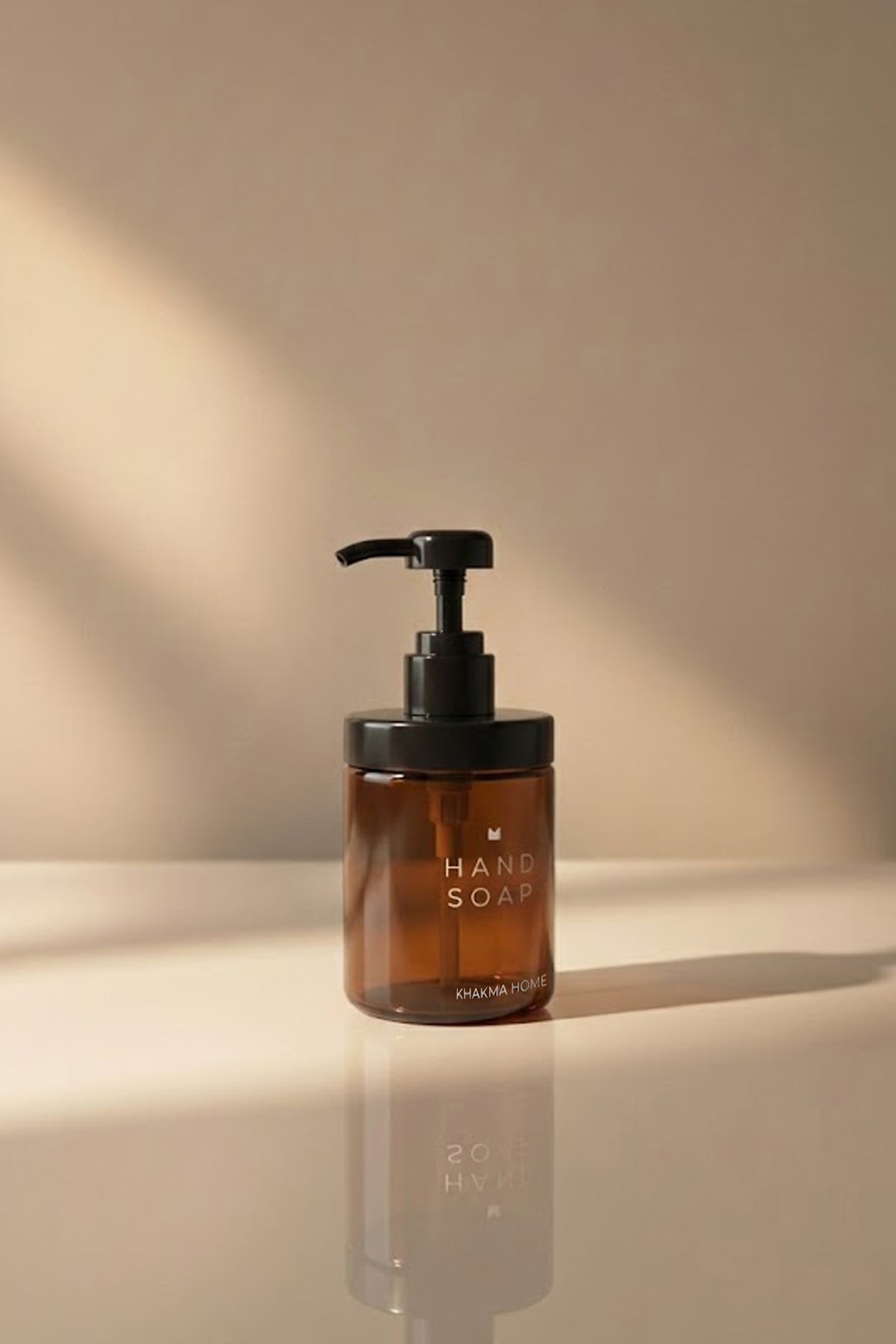 Güneş ışığında duran 250 ml amber cam el sabunu dispenseri