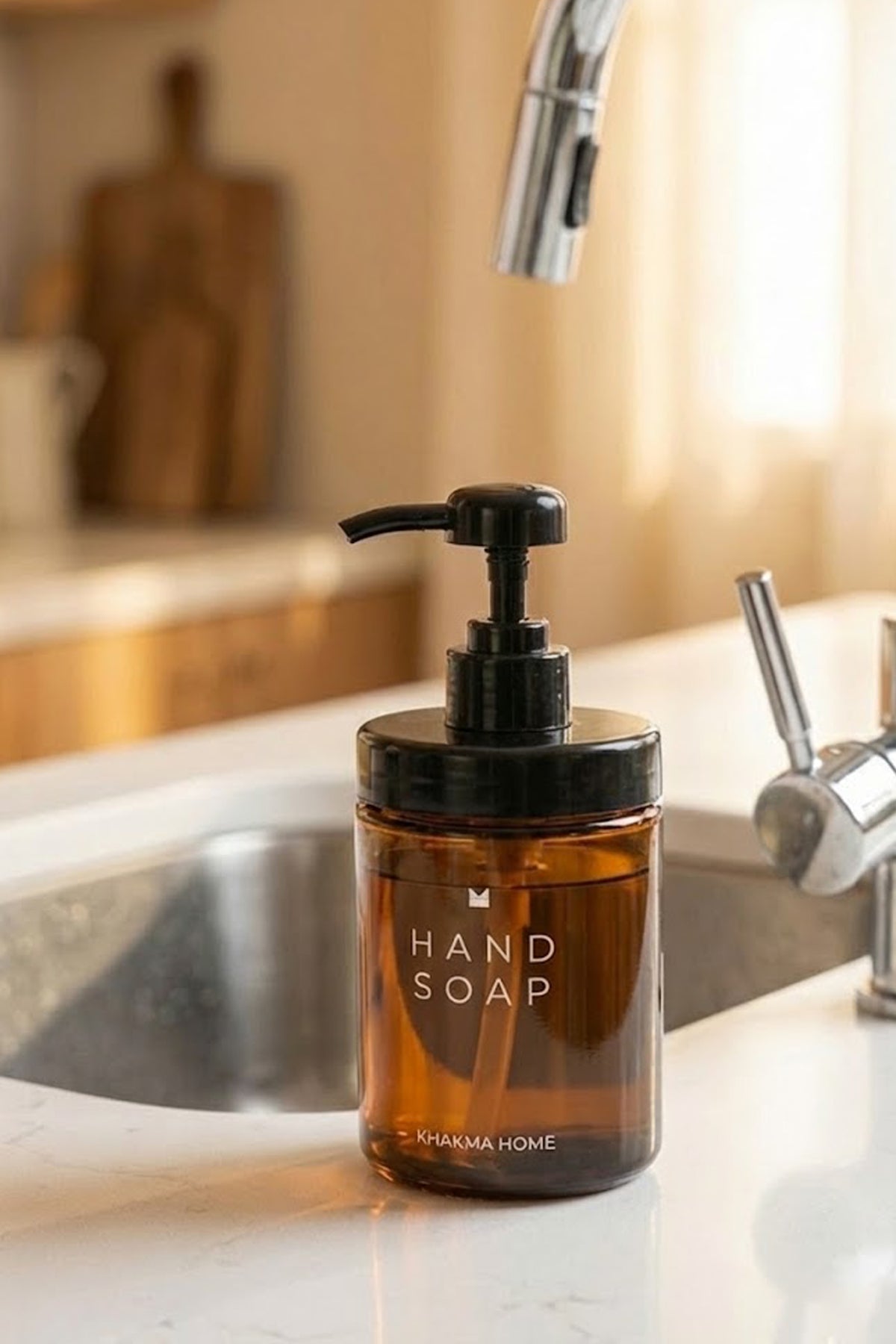Mutfak evyesi yanında Hand Soap yazılı amber cam sıvı sabunluk
