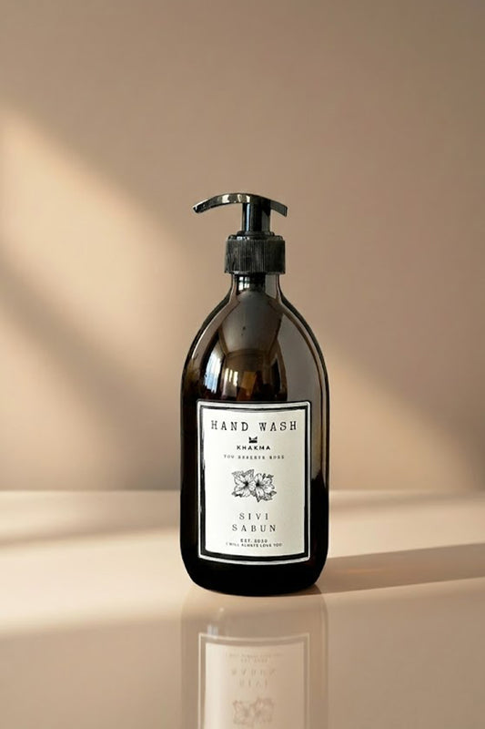 Siyah pompalı, Hand Wash etiketli 500 ml amber cam sıvı sabunluk