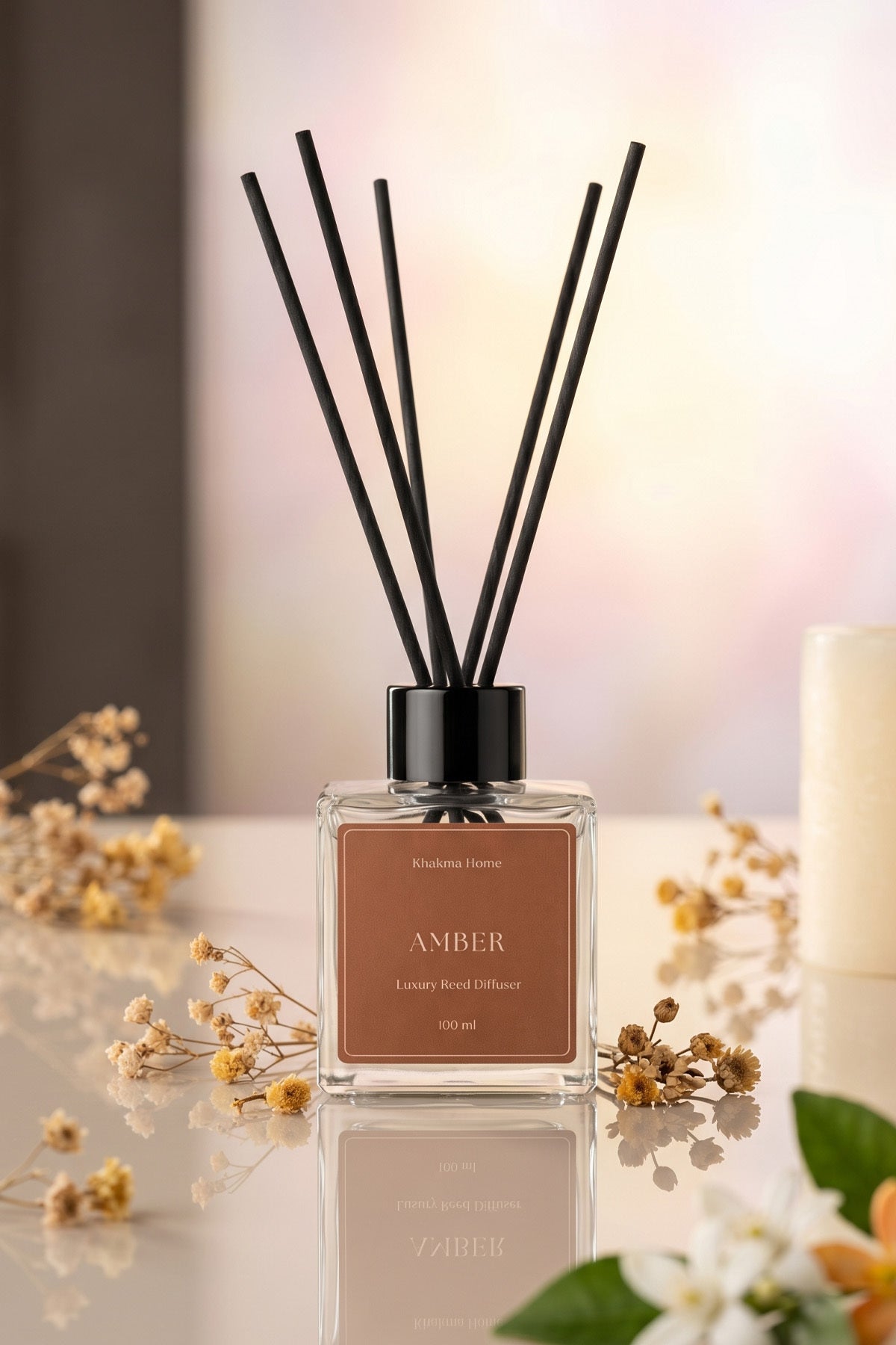 Kuru çiçekler ve mum arasında 100 ml amber bambu çubuklu oda kokusu