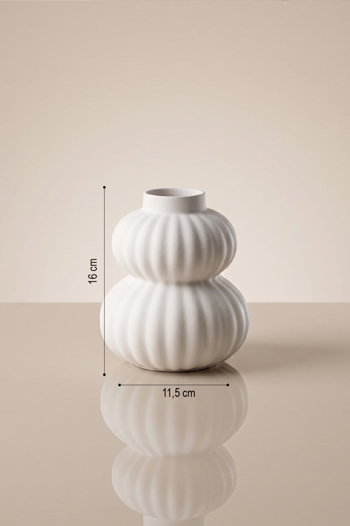 Beyaz bal kabağı vazonun 16 cm yükseklik ve 11,5 cm genişlik ölçüleri