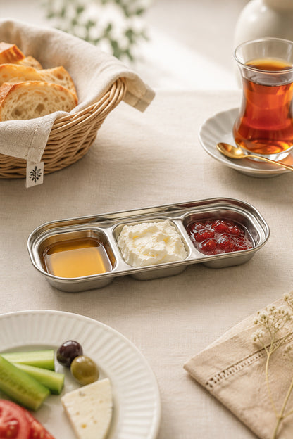 Çay sofrasında bal, kaymak ve reçel dolu 3 gözlü gümüş sunum kabı
