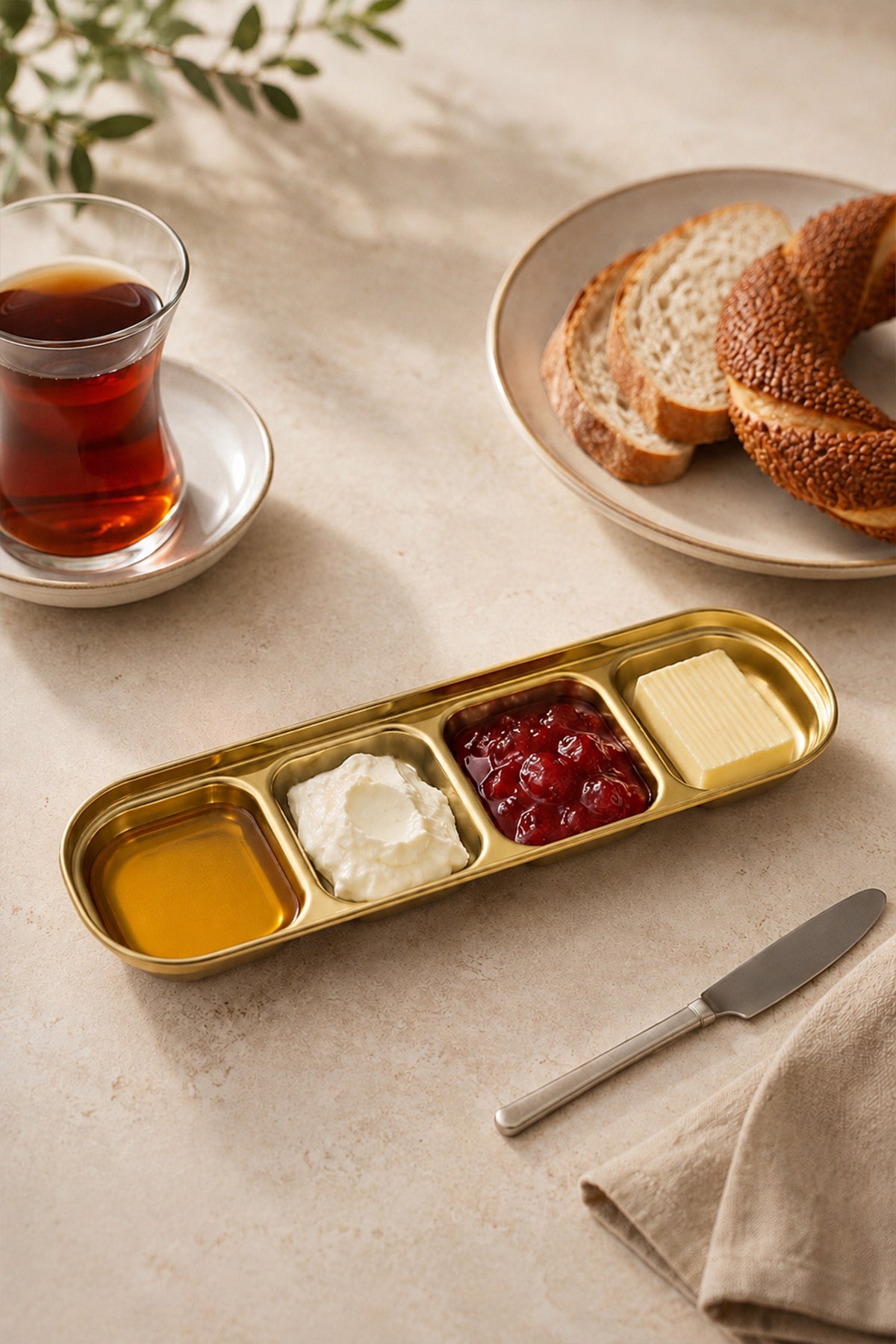 Kahvaltı sofrasında bal, kaymak ve reçel dolu 4 gözlü altın sunum kabı