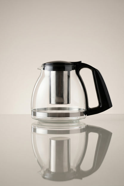 Yansımalı zeminde yandan görünen 1,1 litre cam çay demliği
