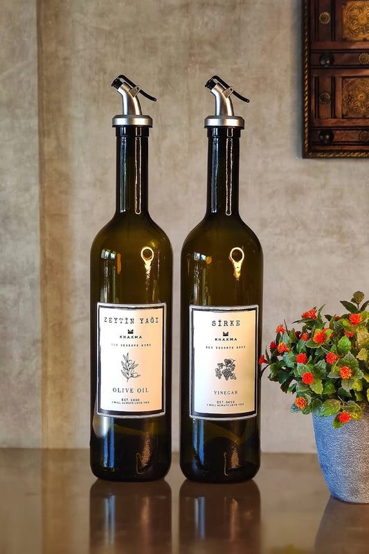 Zeytin yağı ve sirke etiketli iki 750 ml cam yağdanlık şişesi