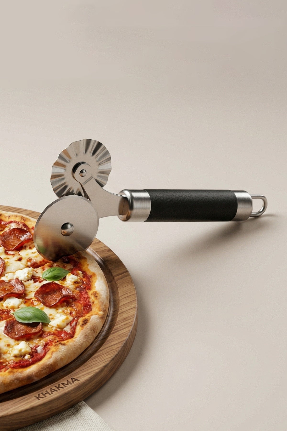 Ahşap tabaktaki pizzanın yanında duran çift başlıklı pizza kesici