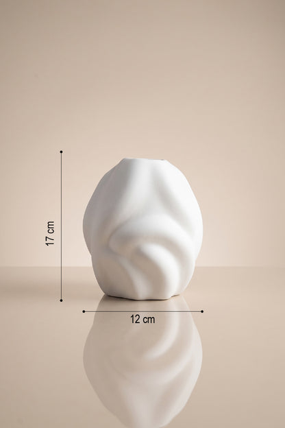 Beyaz dalgalı vazo, 17 cm yükseklik ve 12 cm genişlik ölçüleriyle