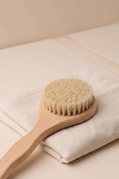 Krem havlu üzerinde doğal at kılı banyo fırçasının fırça başı yakın çekim