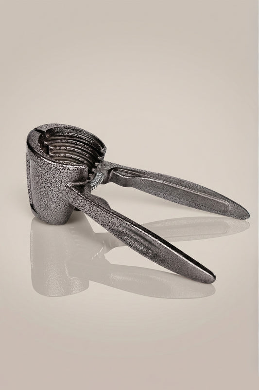 Bej zeminde duran antrasit renkli döküm ceviz ve fındık kırıcı