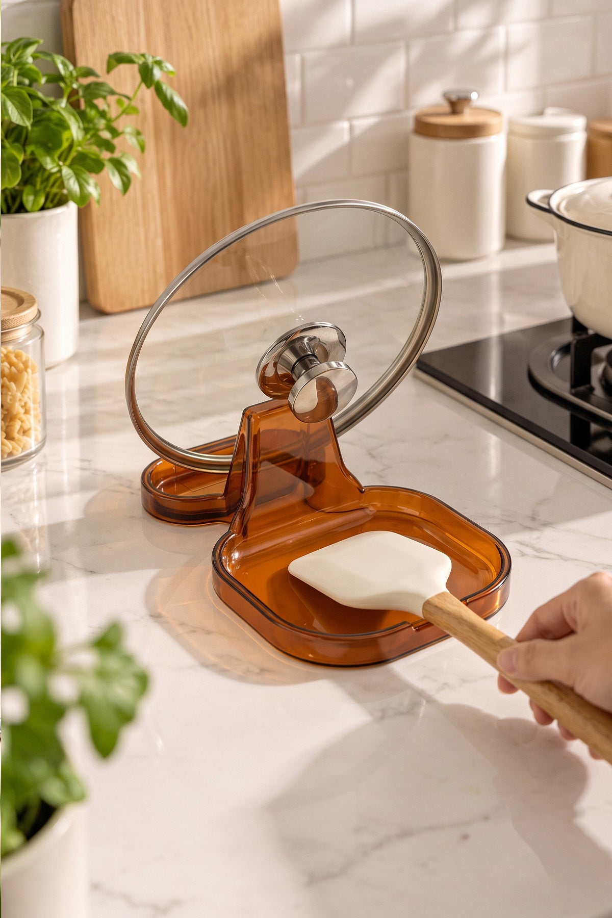 Mermer tezgâhta amber kapak ve kaşık tutucu, dik duran cam kapak ve spatula
