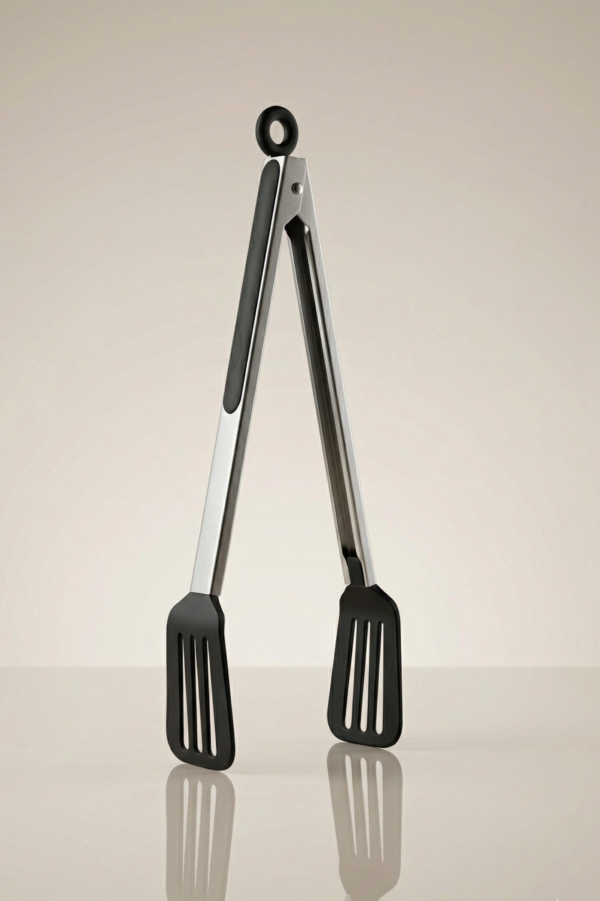 Siyah silikon spatula uçlu, paslanmaz çelik saplı 32 cm maşa ayakta duruyor