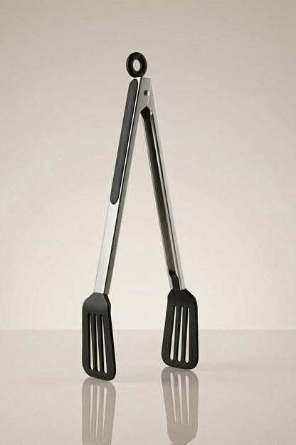 Siyah silikon spatula uçlu, paslanmaz çelik saplı 32 cm maşa ayakta duruyor