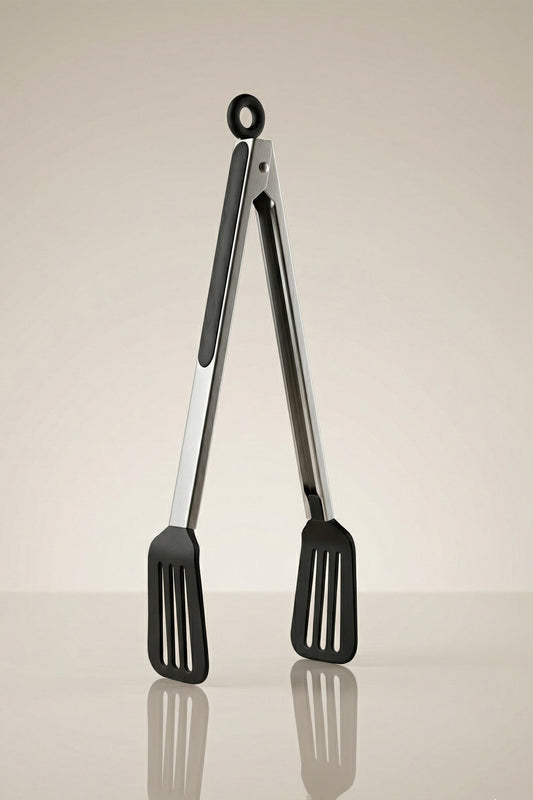 Siyah silikon spatula uçlu, paslanmaz çelik saplı 32 cm maşa ayakta duruyor
