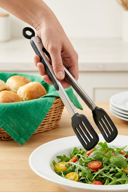 Spatula maşa ile salata tabağına roka ve domates servisi