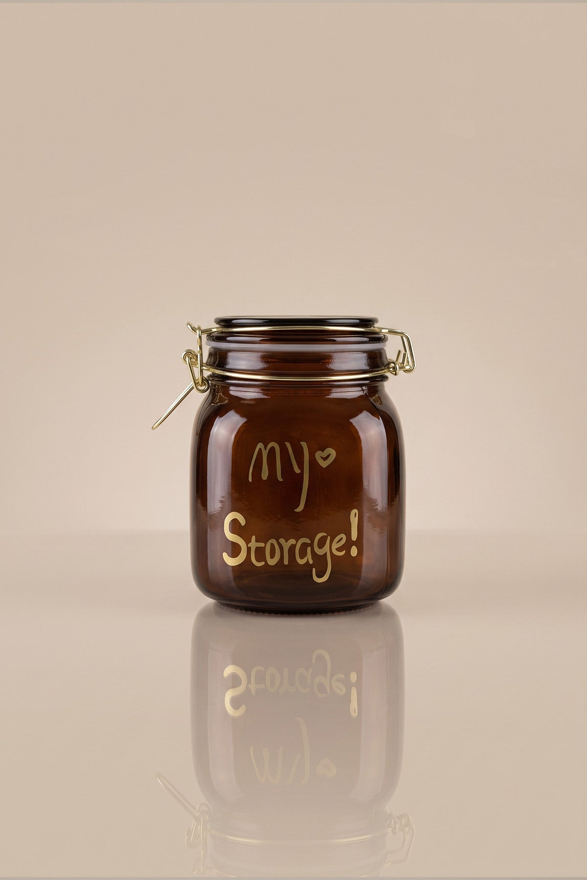 Kapağı kapalı, altın rengi my Storage yazılı 1000 ml kilitli kapaklı amber cam kavanoz