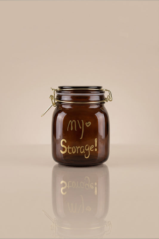 Kapağı kapalı, altın rengi my Storage yazılı 1000 ml kilitli kapaklı amber cam kavanoz