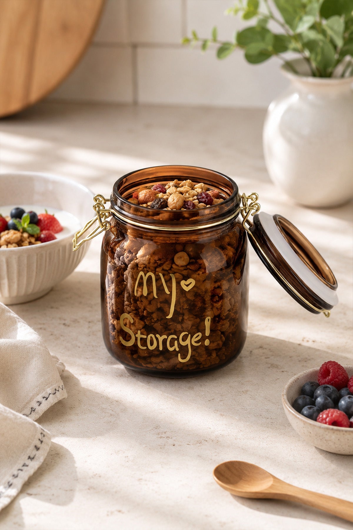 Granola dolu 1000 ml amber cam kavanoz, yanında meyveli kase