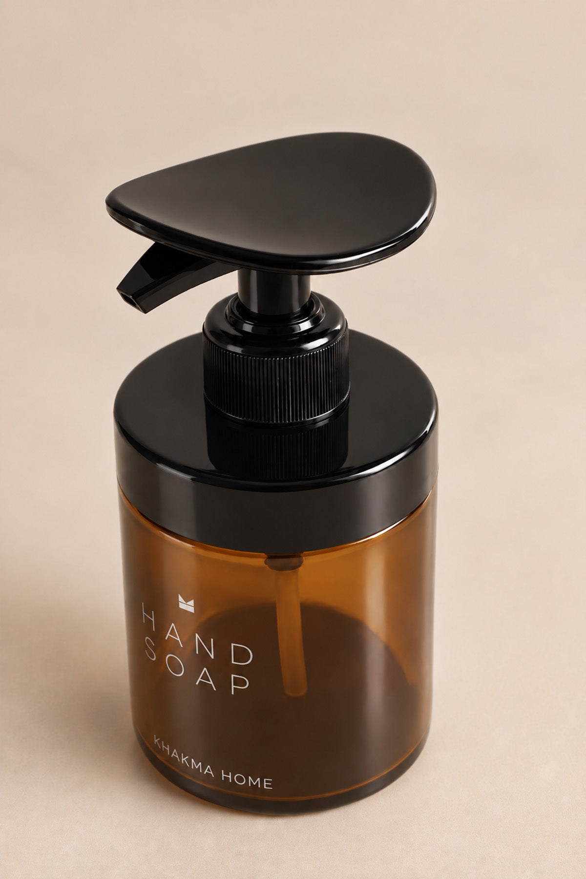 Siyah geniş pompa başlıklı 270 ml amber cam kirli el sabunluğu yakın çekim