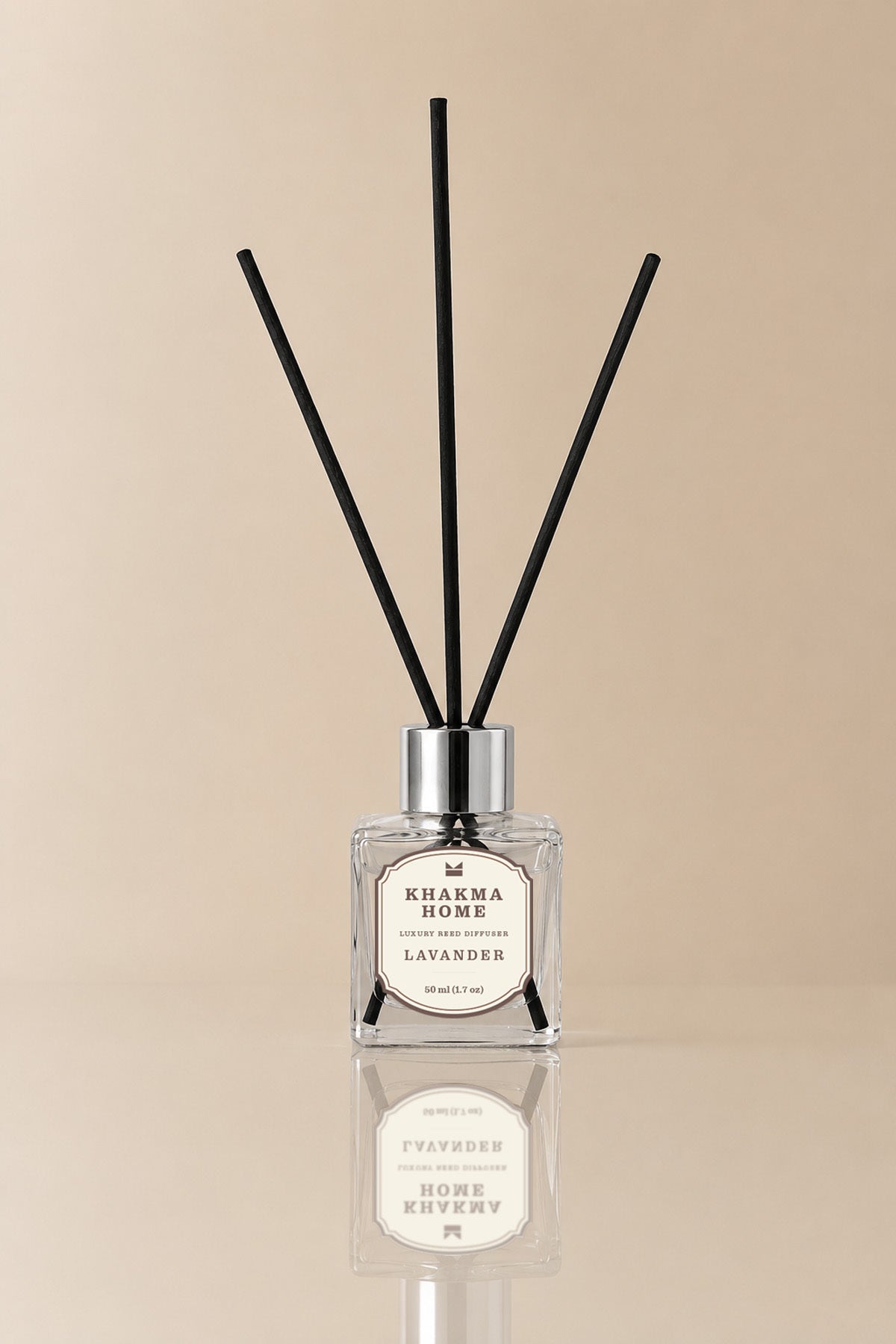 Siyah bambu çubuklu 50 ml lavanta oda kokusu, gümüş kapaklı kare cam şişe
