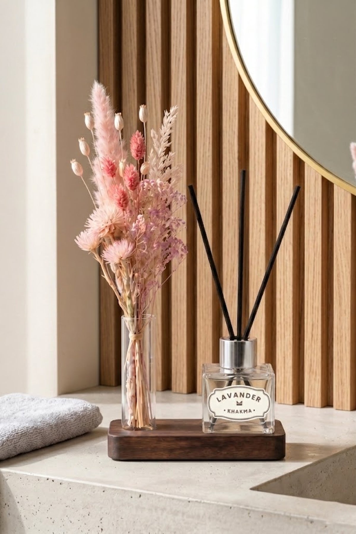 Pembe kuru çiçekli cam tüp vazo ve lavanta oda kokusu, banyo tezgâhında