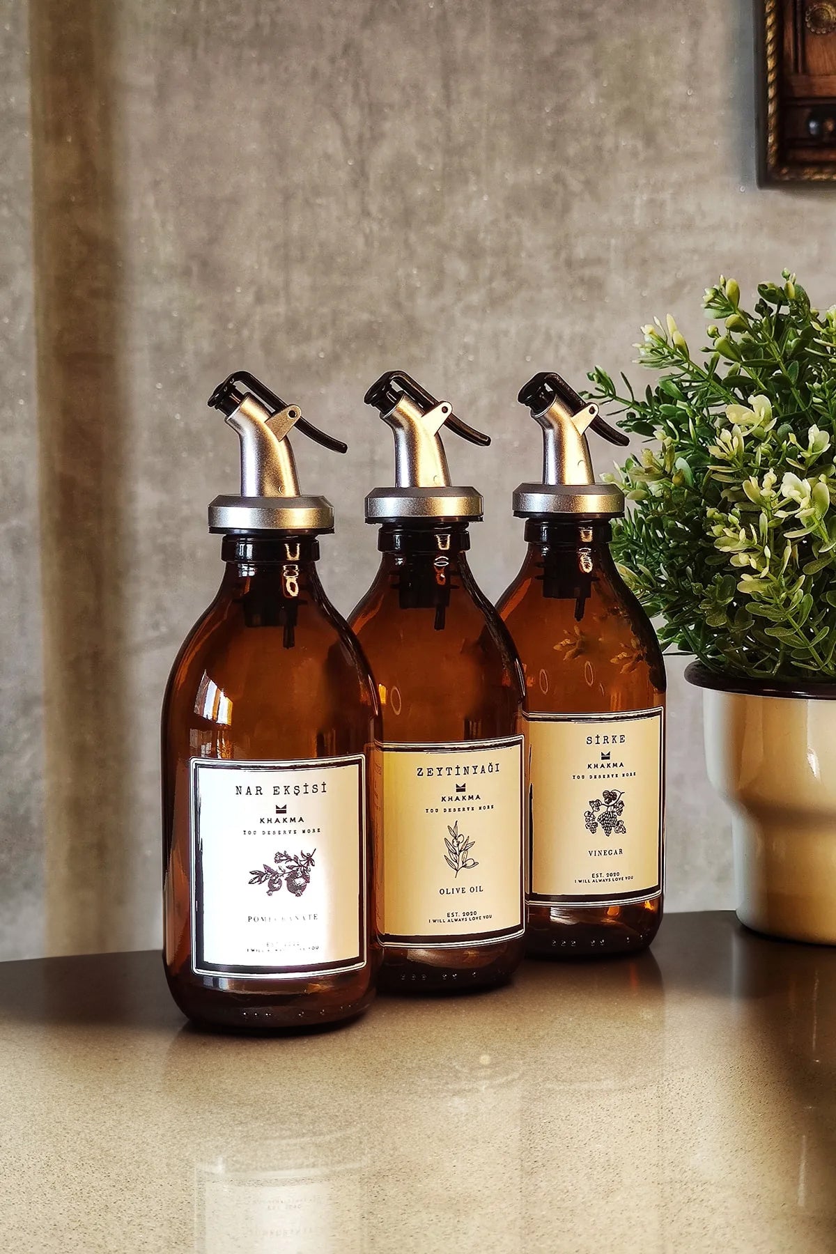 Gümüş renk damlatmaz başlıklı 300 ml amber yağdanlıklar ve yeşil bitki