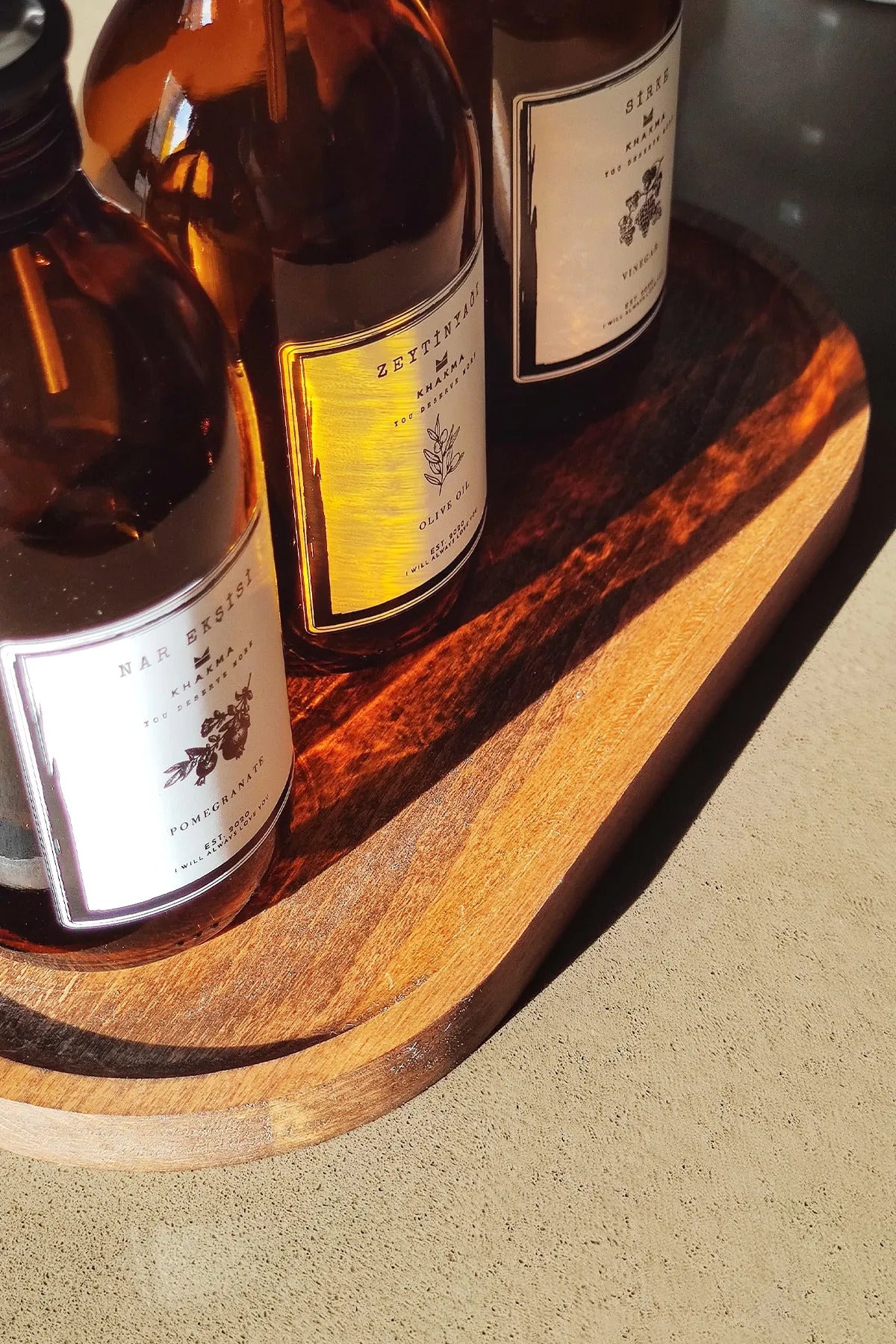 Oval ahşap stant ve amber yağdanlık etiketlerinin yakın detay çekimi