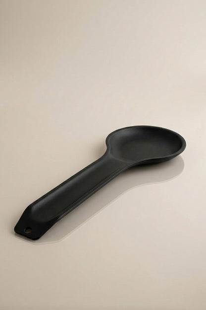 Bej zeminde mat siyah metal kepçe ve kaşık altlığı