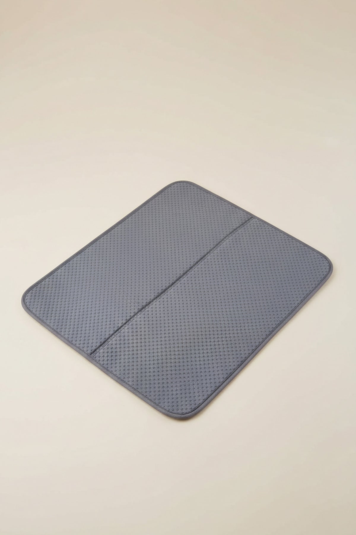 Bej zeminde serili gri mikrofiber bulaşık kurutma matı