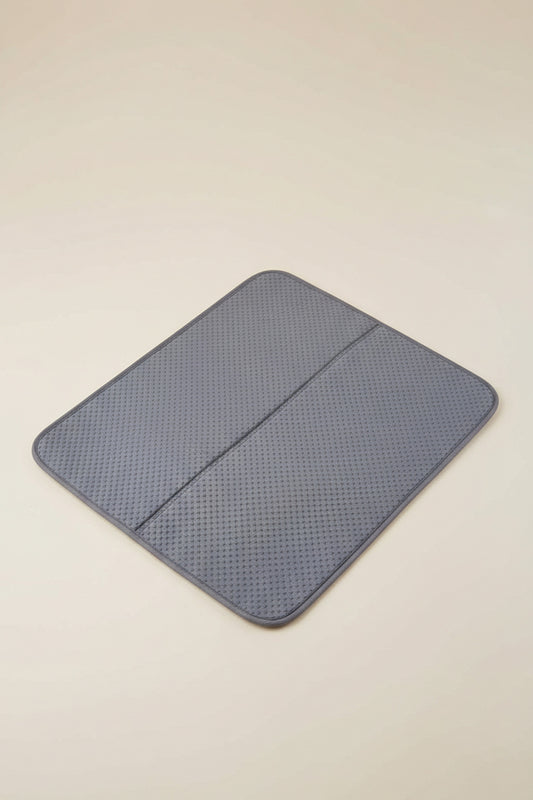 Bej zeminde serili gri mikrofiber bulaşık kurutma matı