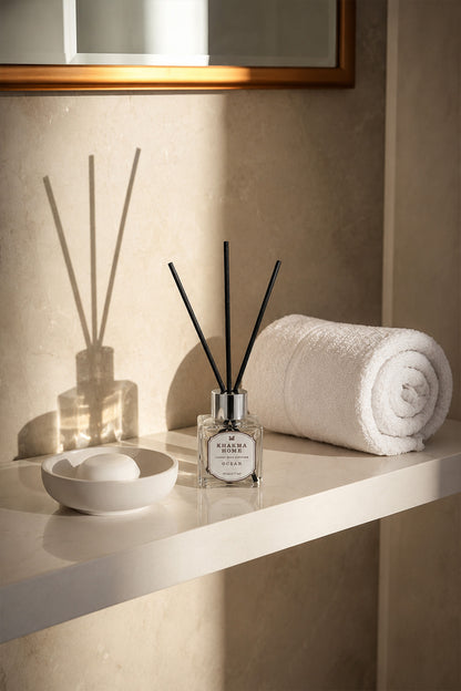 Banyo rafında sabun ve havluyla birlikte 50 ml okyanus kokulu difüzör