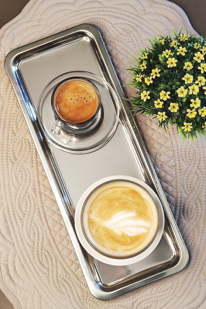 Paslanmaz çelik dikdörtgen tepside espresso ve latte, üstten görünüm