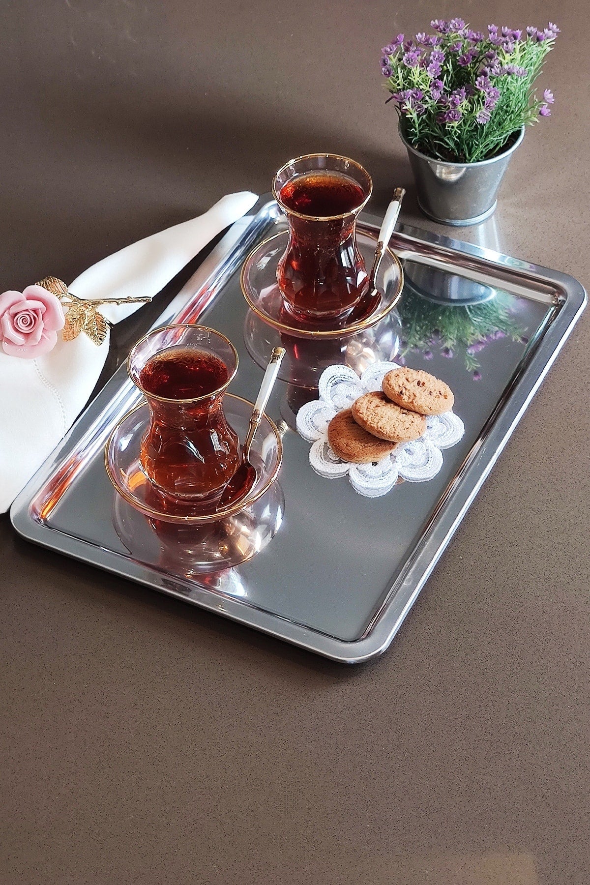 Çay bardakları ve kurabiyeyle hazırlanmış paslanmaz çelik servis tepsisi