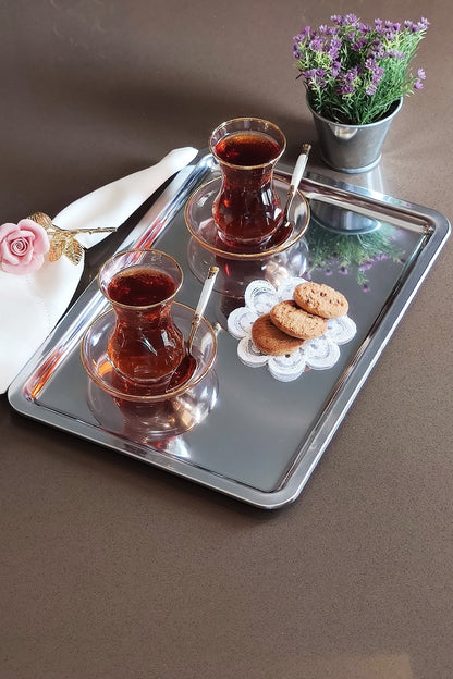 Çay bardakları ve kurabiyeyle hazırlanmış paslanmaz çelik servis tepsisi